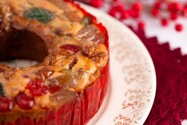 Tarta Frutas Redonda Con Cerezas Piñas Frutos Secos Plato Elegante — Foto de Stock