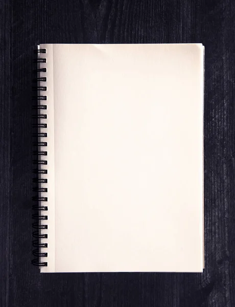 Cuaderno Blanco Colocado Sobre Una Mesa Madera Negra — Foto de Stock