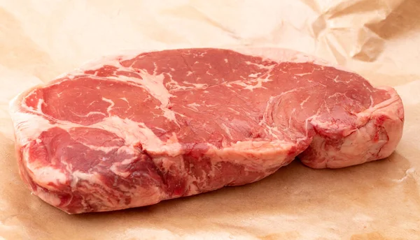 Kahverengi Kâğıt Üzerinde Çiğ New York Strip Bifteği — Stok fotoğraf