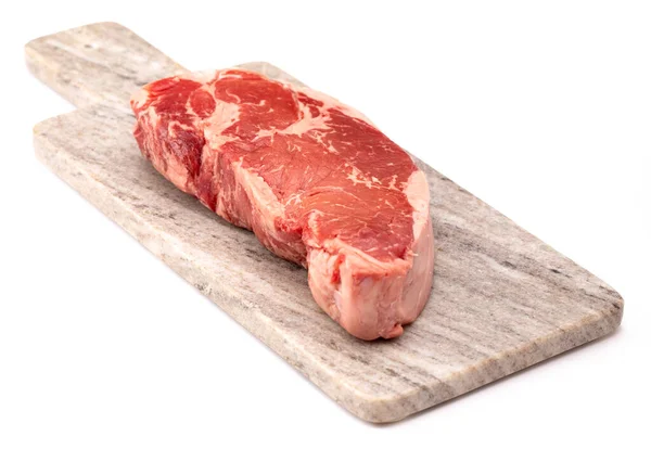 Beyaz Arka Planda Çiğ New York Strip Bifteği — Stok fotoğraf