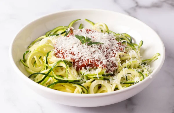 Pasta Calabacín Cubierta Con Queso Parmesano Salsa Tomate Imagen De Stock