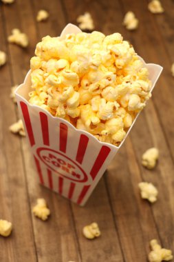 Tahta masada tereyağlı patlamış mısır. 