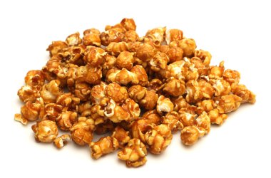 Karamelli patlamış mısır beyaz arka planda izole edilmiş 