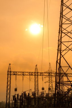 yüksek gerilim enerji hatları silüeti