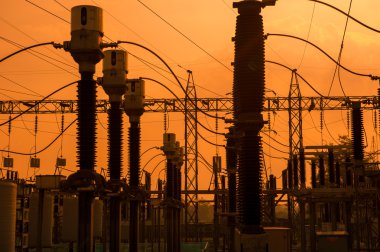 Yüksek gerilim enerji santrali ve dönüşüm meydanının silüeti