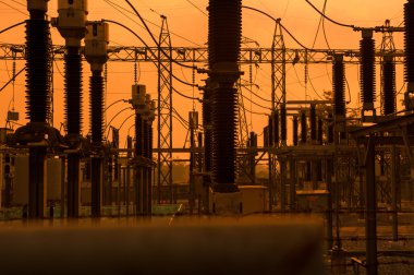 Yüksek gerilim enerji santrali ve dönüşüm meydanının silüeti
