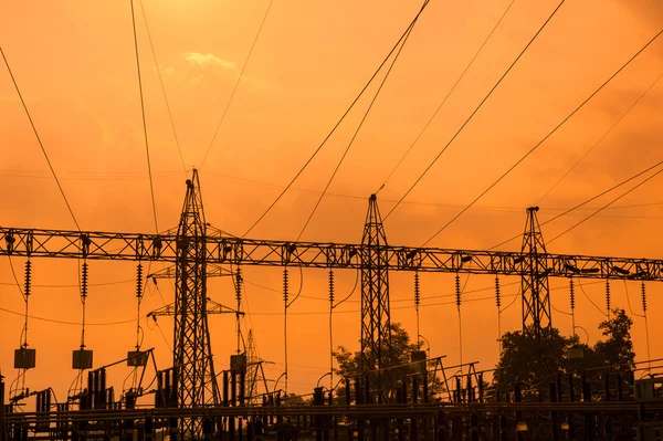 Silhouet van hoge spanning elektrische leidingen — Stockfoto