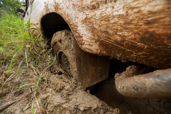 Rodas de carro 4x4 WD na lama na floresta, off-road — Fotografia de Stock