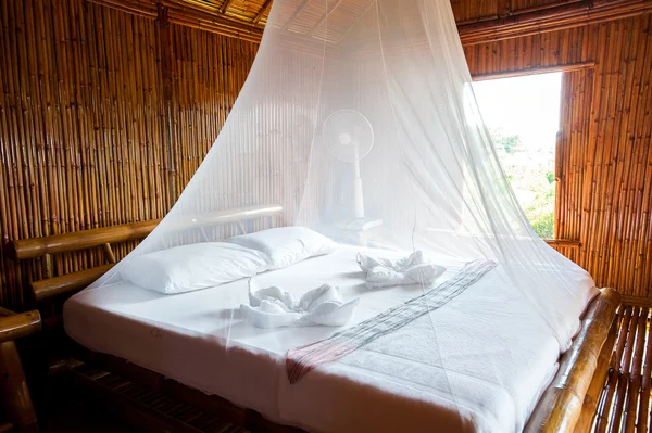 天蓋付きのベッド、竹と農村スタイルのベッドルームが飾られています。非常にポップ — ストック写真