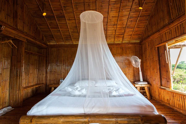 Kırsal tarzı gölgelik yatak, bambu yatak odası dekore edilmiştir. Çok pop