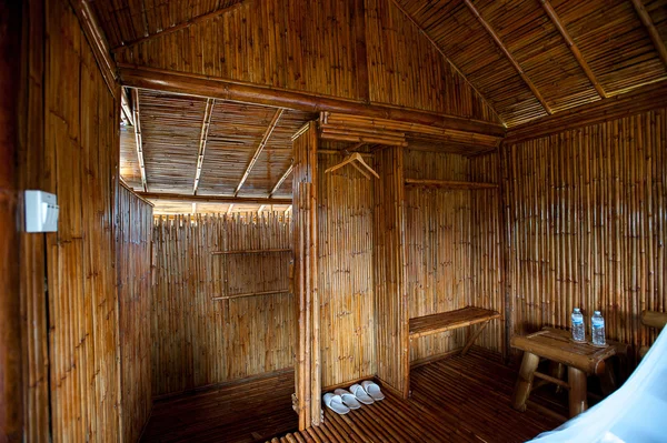 Bagno bambù con cabina doccia in muratura e vasca da bagno — Foto Stock