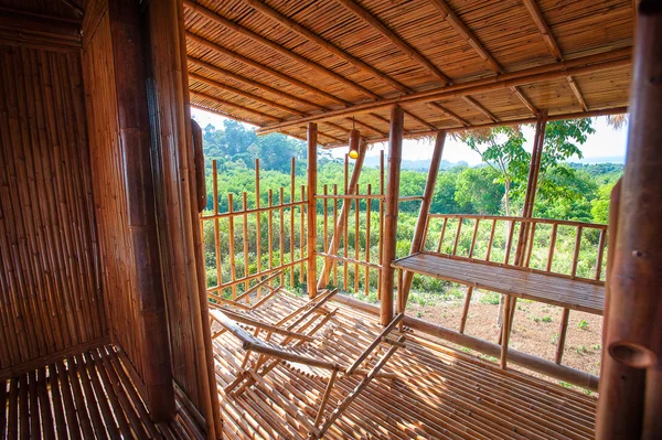 La terrazza di un bungalow in legno — Foto Stock