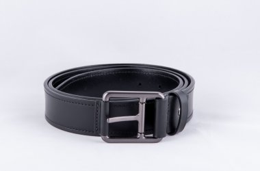 Beyaz arkaplanda siyah deri kemer izole edildi