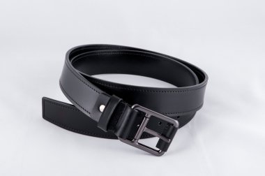 Beyaz arkaplanda siyah deri kemer izole edildi