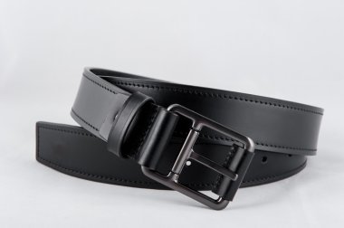 Beyaz arkaplanda siyah deri kemer izole edildi