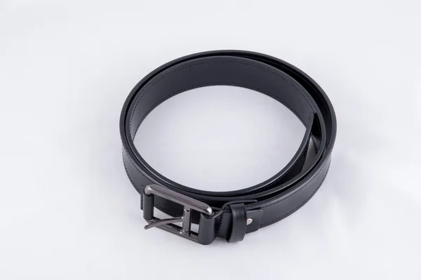 Cinturón de cuero negro aislado sobre fondo blanco —  Fotos de Stock