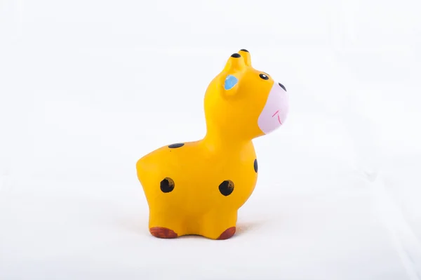 Boneca girafa amarelo isolado no fundo branco . — Fotografia de Stock