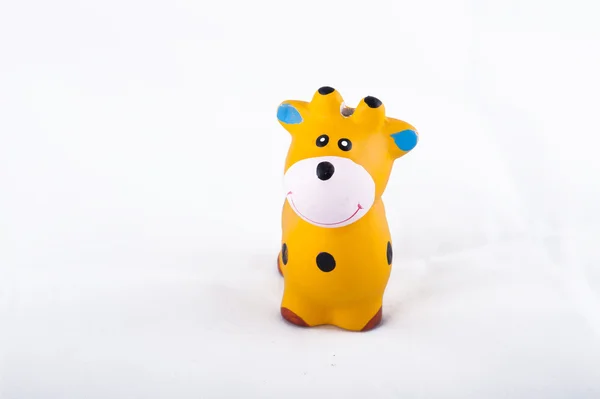 Boneca girafa amarelo isolado no fundo branco . — Fotografia de Stock