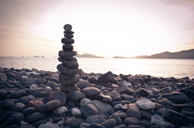 Zen meditasyon arka plan, dengeli taş yığını yakın çekim deniz kumsalda 