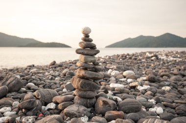 Zen meditasyon arka plan, dengeli taş yığını yakın çekim deniz kumsalda 