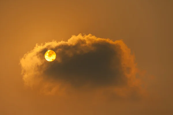 Nascer do sol pela manhã, nascer do sol com nuvens . — Fotografia de Stock