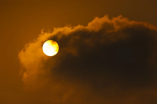 Salida del sol por la mañana, salida del sol con nubes . —  Fotos de Stock