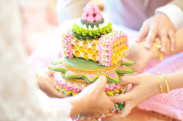 Yeniden başlatmasını töreni, select odak için Tay Düğün aksesuarları