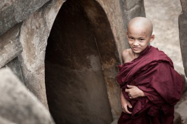 Bagan, Myanmar - 4 Mayıs: Tanımlanamayan genç Budizm acemiler üzerinde tapınakta dua Bagan içinde 4,2013 olabilir. Budizm, ağırlıklı olarak Theravada geleneği olduğunu