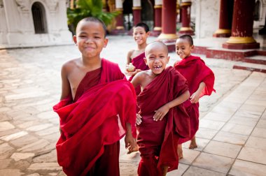 Mandalay, Myanmar-Mayıs 1: Tanımlanamayan genç Budizm acemi açık Tapınağı'nda Hsinbyume pagoda tapınak onmay 1, 2013 Mandalay, Myanmar