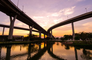 Alacakaranlık Bhumibol köprüsünde Samut Prakan, Tayland