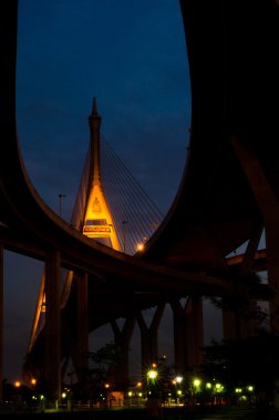Alacakaranlık Bhumibol köprüsünde Samut Prakan, Tayland