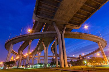 Alacakaranlık Bhumibol köprüsünde Samut Prakan, Tayland