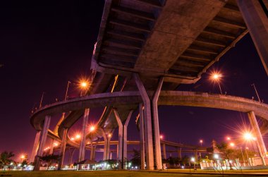 Alacakaranlık Bhumibol köprüsünde Samut Prakan, Tayland