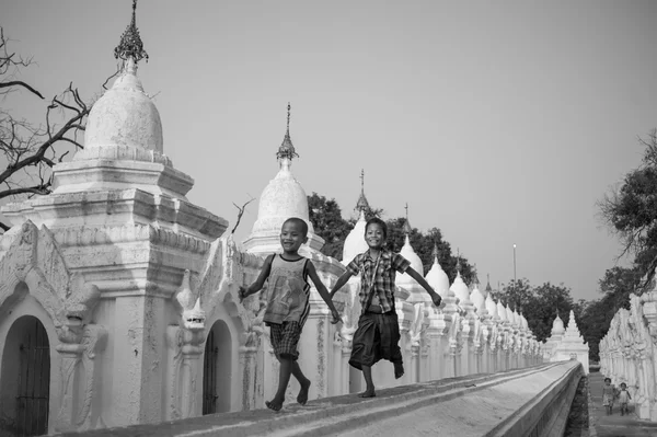 在 Hsinbyume 宝塔寺月 1，2013 在曼德勒，缅甸曼德勒，缅甸-五月 1 ︰ 男孩新手前寺 — 图库照片