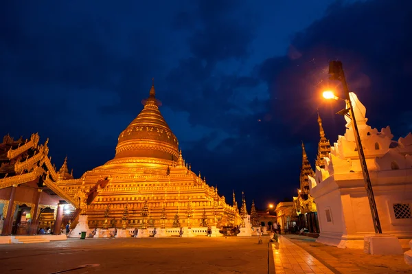 Twilight Shwezigon Pagoda es uno de los lugares religiosos más grandes de Bagan, Myanmar. Cubierto de oro . — Foto de Stock