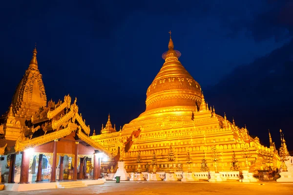 Twilight Shwezigon Pagoda es uno de los lugares religiosos más grandes de Bagan, Myanmar. Cubierto de oro . — Foto de Stock