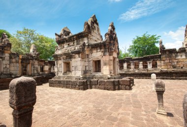 Ana Kalesi, Prasat Sadok Kok Thom Sa Kaeo il Tayland at. Ana kale yapıları kumtaşı yapılmıştır.