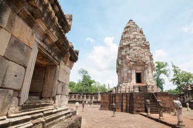 Ana Kalesi, Prasat Sadok Kok Thom Sa Kaeo il Tayland at. Ana kale yapıları kumtaşı yapılmıştır.