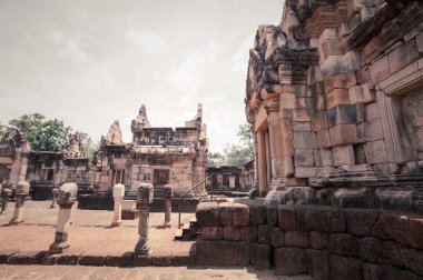 Ana Kalesi, Prasat Sadok Kok Thom Sa Kaeo il Tayland at. Ana kale yapıları kumtaşı yapılmıştır.