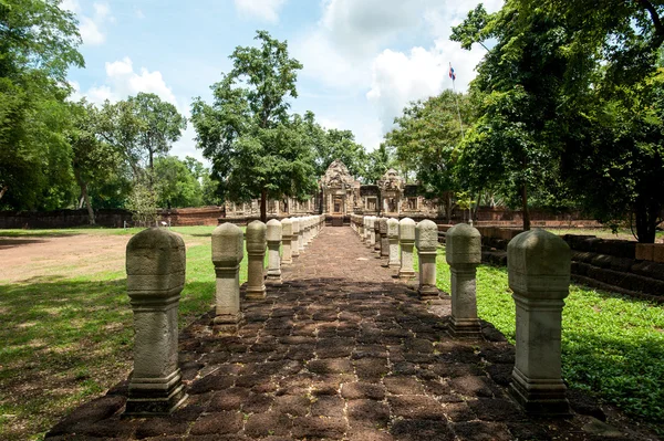 El castillo principal de Prasat Sadok Kok Thom en la provincia de Sa Kaeo en Tailandia. Las estructuras principales del castillo estaban hechas de piedra arenisca . — Foto de Stock