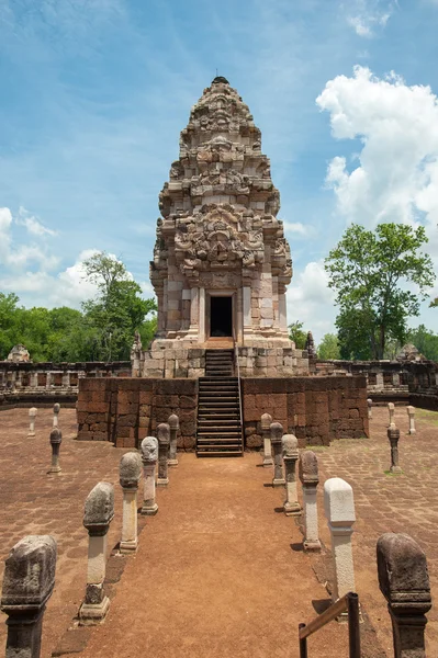Die hauptburg von prasat sadok kok thom in der sa kaeo provinz in thailand. die wichtigsten Burganlagen waren aus Sandstein. — Stockfoto