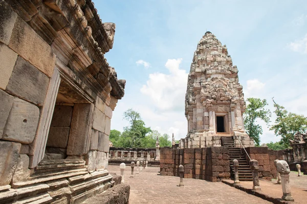 Ana Kalesi, Prasat Sadok Kok Thom Sa Kaeo il Tayland at. Ana kale yapıları kumtaşı yapılmıştır.