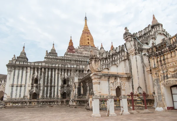 Que el Templo Byin Nyu y otros templos en Bagan, Myanmar — Foto de Stock