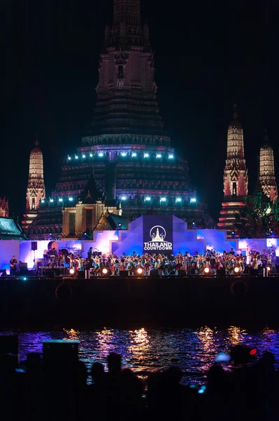 BANGKOK, THAILAND - Dec 30, 2015: Beautiful light mapping backdrop on the Wat Arun .Thailand Countdown 2016. — Stock Photo, Image