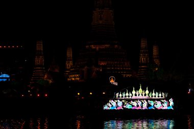 Bangkok, Tayland - 30 Aralık 2015: Güzel ışık eşleme zemin Wat Arun üzerinde. Tayland geri sayım 2016.