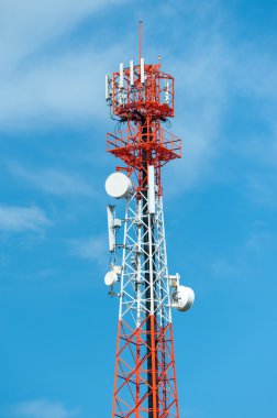 Telekomünikasyon direk Tv antenleri mavi gökyüzü ile 