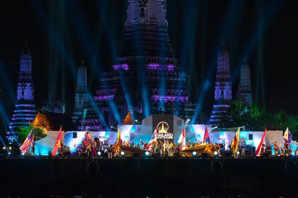 Bangkok, Tayland - 30 Aralık 2015: Güzel ışık eşleme zemin Wat Arun üzerinde. Tayland geri sayım 2016. — Stok fotoğraf