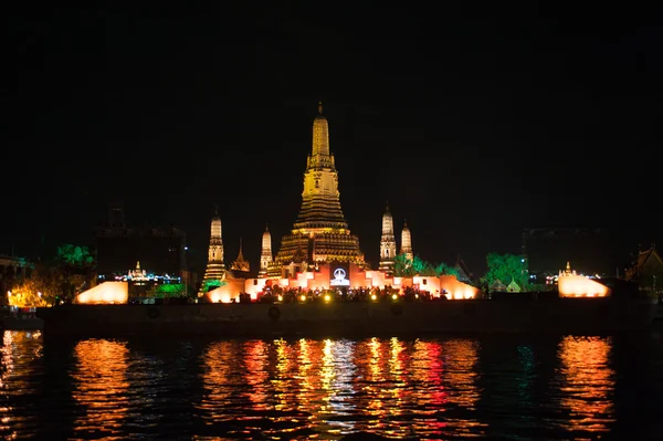 BANGKOK, THAILAND - 30 de dezembro de 2015: Belo cenário de mapeamento de luz no Wat Arun .Thailand Countdown 2016 . — Fotografia de Stock