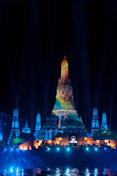 Bangkok, Thailand - 30 Dec 2015: Vackra ljus kartläggning bakgrund på Wat Arun. Thailand Countdown 2016. — Stockfoto