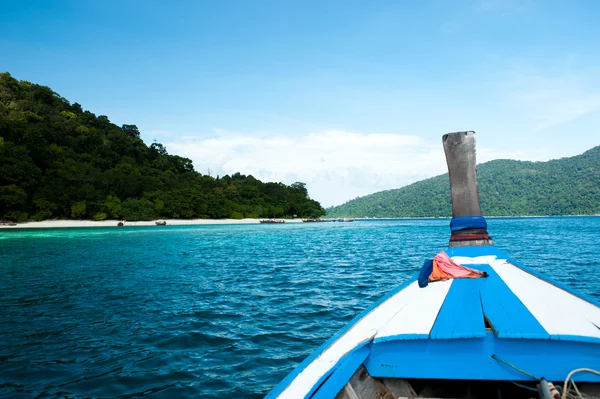 Bateaux thaïlandais à longue queue sur la plage, Koh Lipe à Satun, Thaïlande — Photo